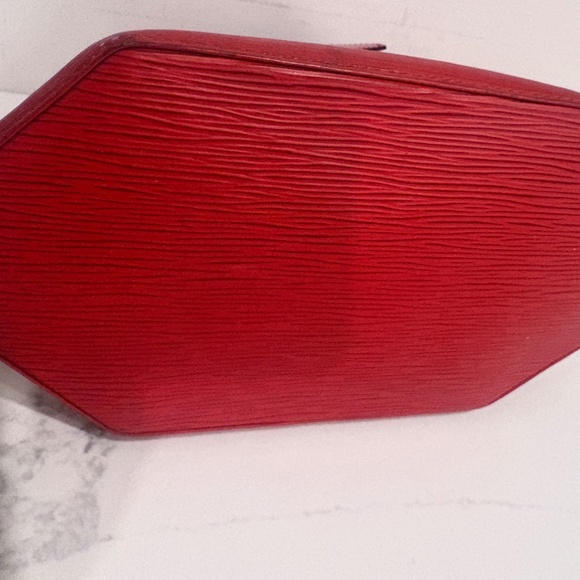 Authentic Louis Vuitton Epi Sac D'épaule Red Leather Bucket Bag - Picture 3 of 8